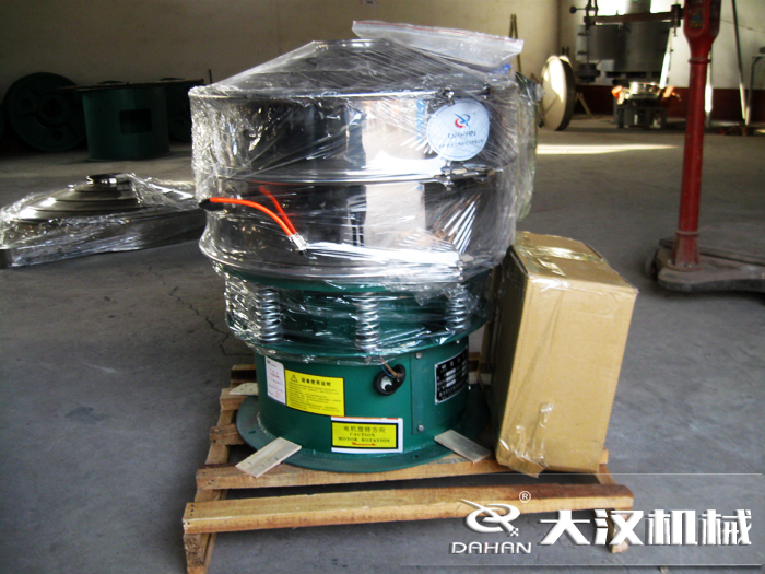 三氯蔗糖粉超聲波振動(dòng)篩采用不銹鋼+碳鋼材質(zhì)的產(chǎn)品能夠更好的節(jié)省成本，同時(shí)能夠達(dá)到想要的篩分效果。