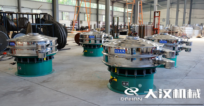 磨料振動(dòng)篩的工作原理：是由直立電機(jī)作為激振源，用來(lái)幫助物料進(jìn)行運(yùn)動(dòng)并且實(shí)現(xiàn)，理想的分級(jí)除雜效果。