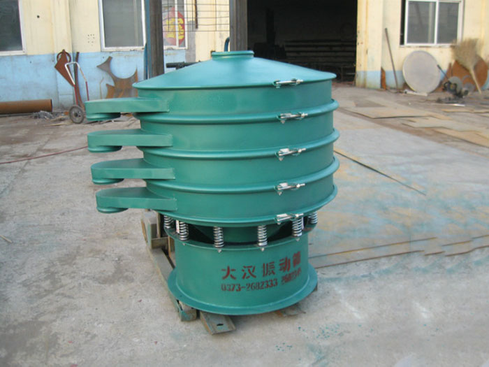 直徑1000型振動(dòng)篩除了有碳鋼材質(zhì)其還有不銹鋼+碳鋼，以及全不銹鋼的選擇，用戶可根據(jù)用戶物料的性質(zhì)不同可進(jìn)行選擇。