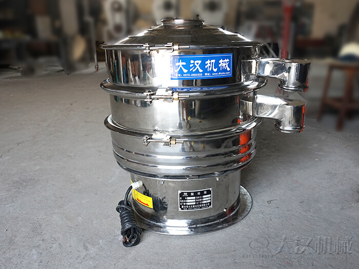 醫(yī)藥振動篩主要采用的是304不銹鋼振動篩，優(yōu)勢：設(shè)備干凈衛(wèi)生，不易生銹，使用壽命長久，經(jīng)久耐用。